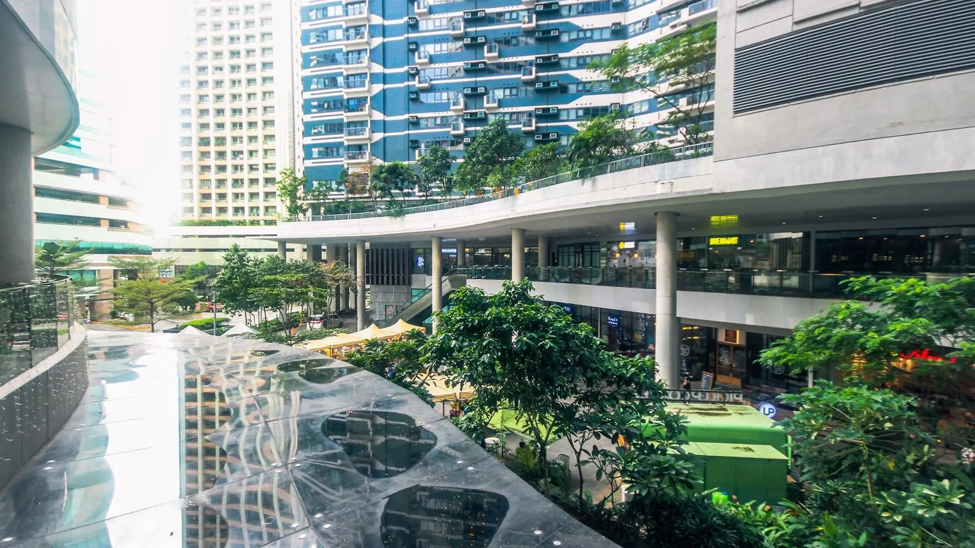 Cozy Crash Pad A Laughter Friendly Makati 2270 Gym Swim Park 300 Mbps Apartment Manila