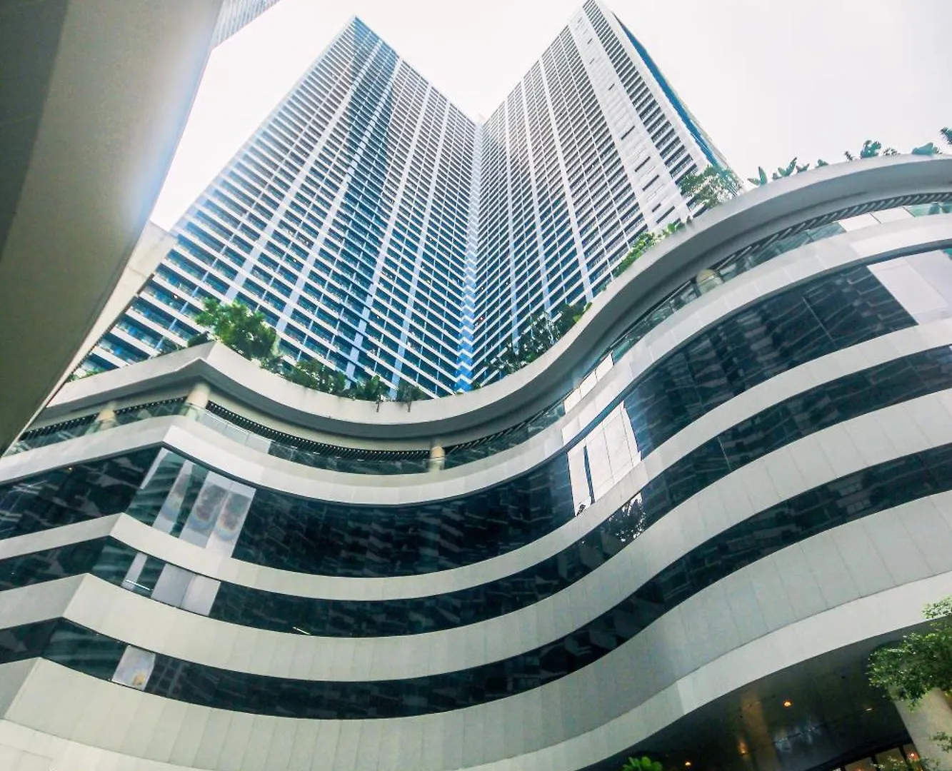 Cozy Crash Pad A Laughter Friendly Makati 2270 Gym Swim Park 300 Mbps Apartment Manila 0*,
