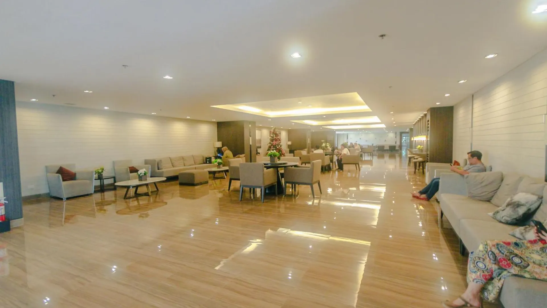 Cozy Crash Pad A Laughter Friendly Makati 2270 Gym Swim Park 300 Mbps Apartment Manila