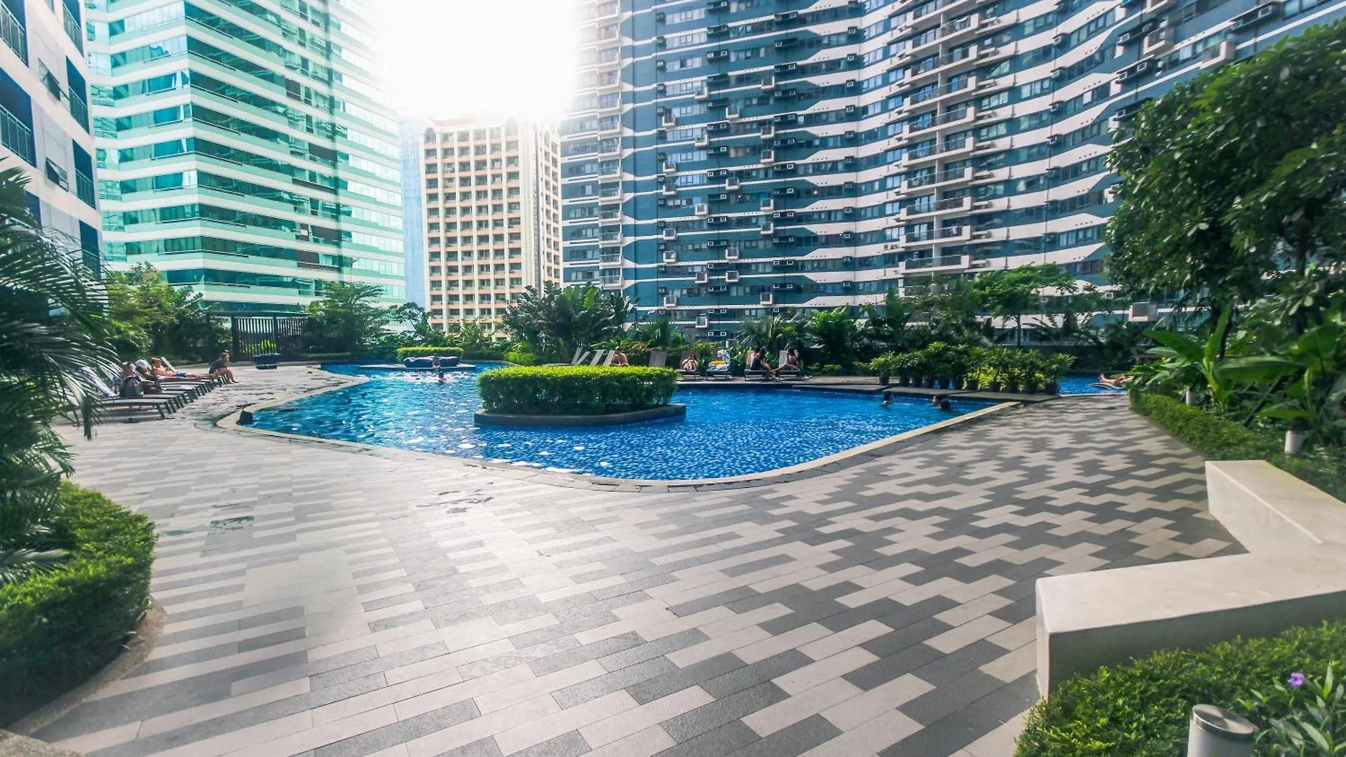 Cozy Crash Pad A Laughter Friendly Makati 2270 Gym Swim Park 300 Mbps Apartment Manila