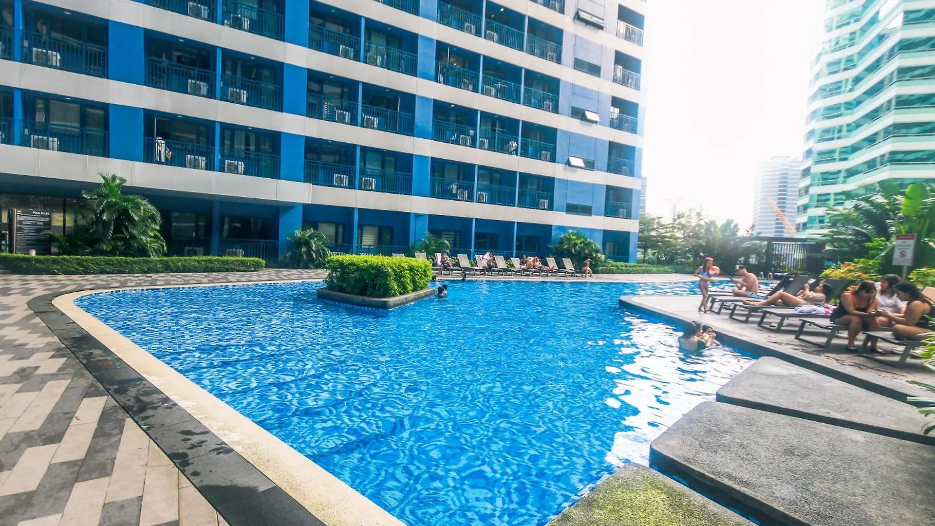 Cozy Crash Pad A Laughter Friendly Makati 2270 Gym Swim Park 300 Mbps Apartment Manila