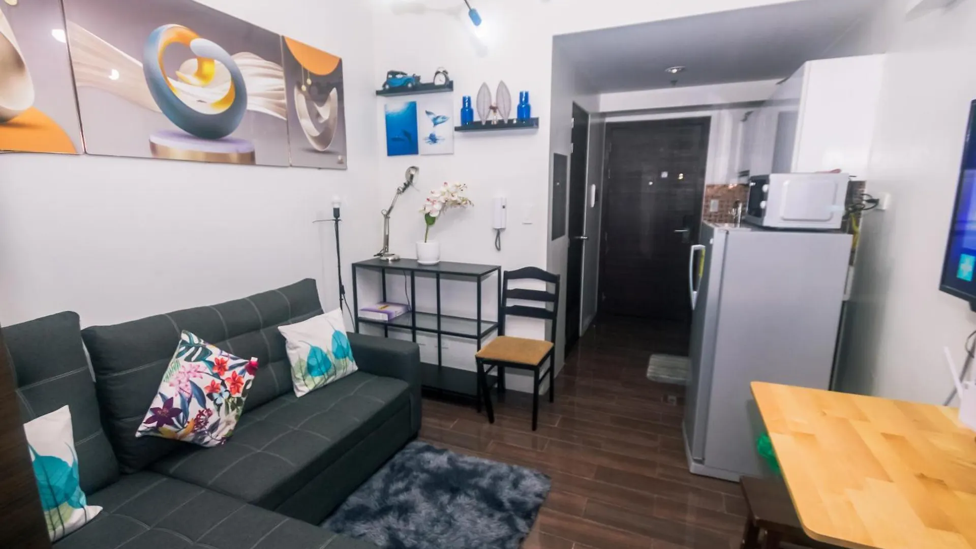 Cozy Crash Pad A Laughter Friendly Makati 2270 Gym Swim Park 300 Mbps Apartment Manila