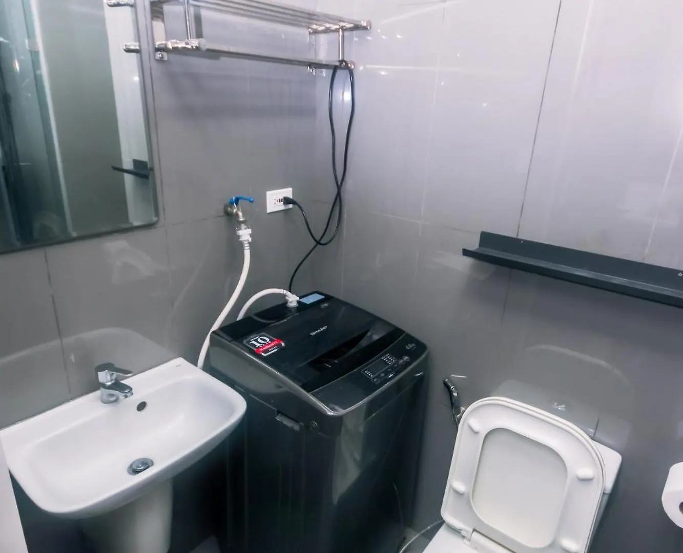 Cozy Crash Pad A Laughter Friendly Makati 2270 Gym Swim Park 300 Mbps Apartment Manila