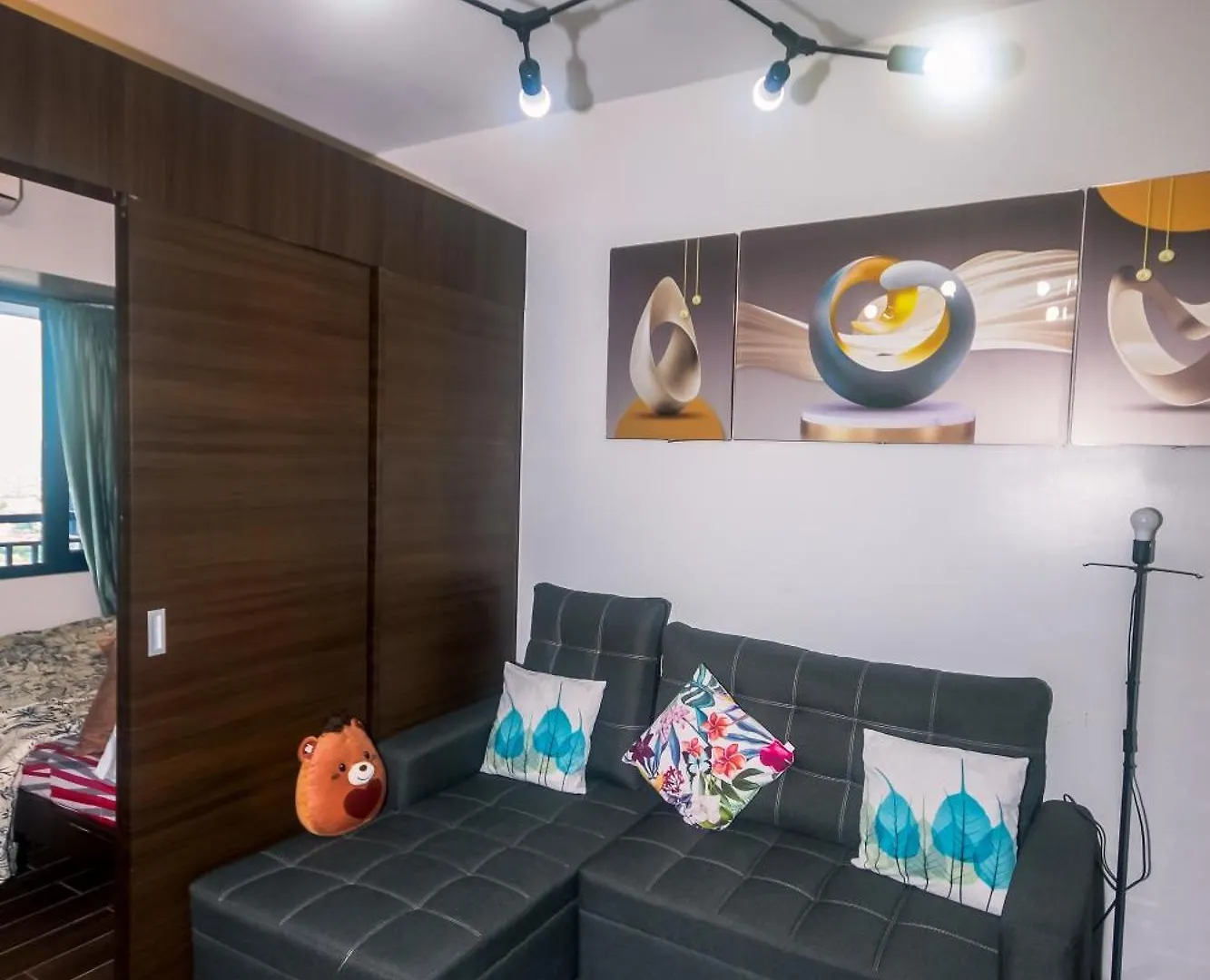 Cozy Crash Pad A Laughter Friendly Makati 2270 Gym Swim Park 300 Mbps Apartment Manila