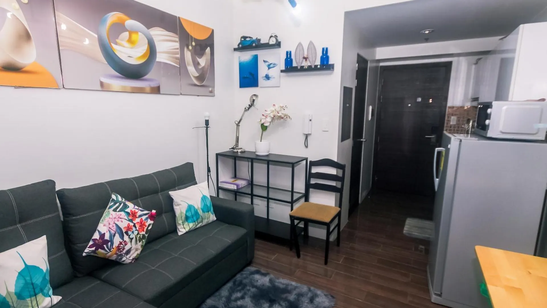 Cozy Crash Pad A Laughter Friendly Makati 2270 Gym Swim Park 300 Mbps Apartment Manila